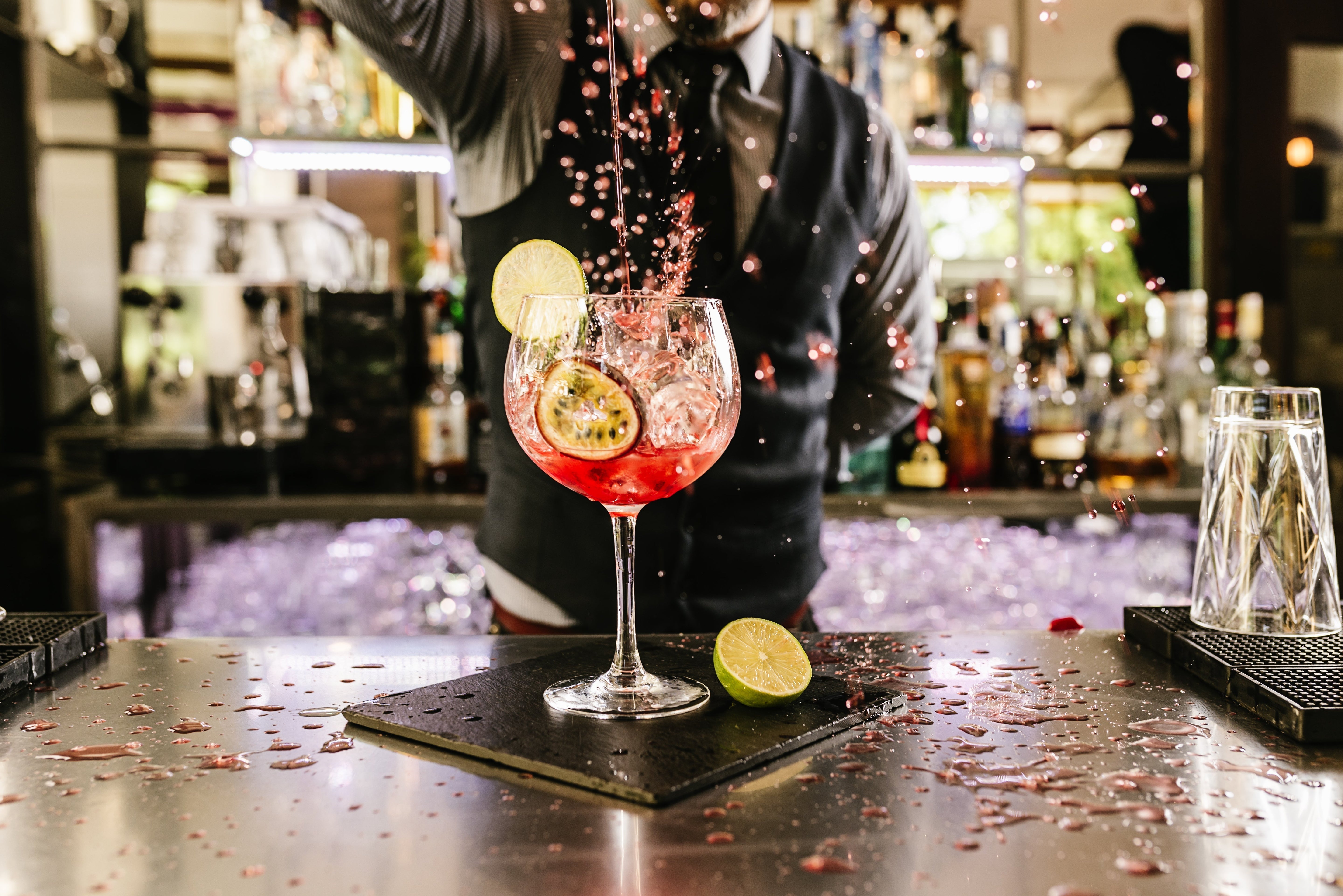 Bild zeigt Bartender beim Cocktail mixen