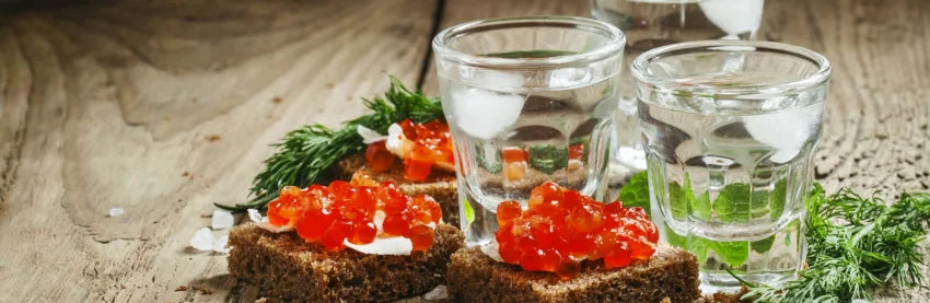 Vodka Shots mit Kaviar auf hellem Hintergrund