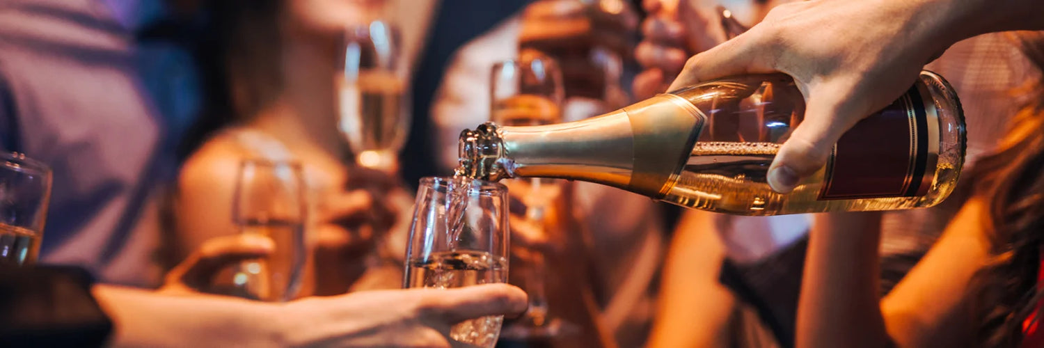 Champagner wird eingeschenkt