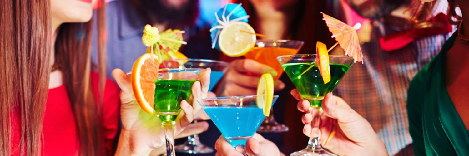 Menschen mit Cocktails in den Händen