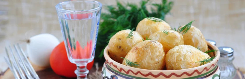 Bild zeigt Vodka und Kartoffeln auf hellem Hintergrund