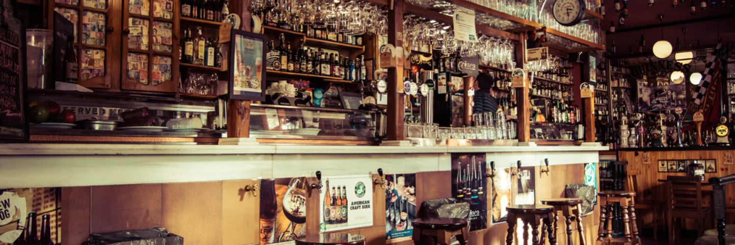 Bild zeigt Bar mit Spirituosen und Zubehör