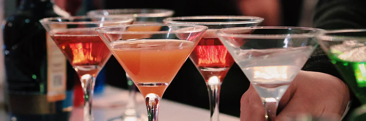 Cocktailgläser mit unterschiedlichem Inhalt