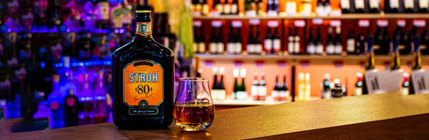 Stroh 80 Flasche an Bar mit gefüllten Glas