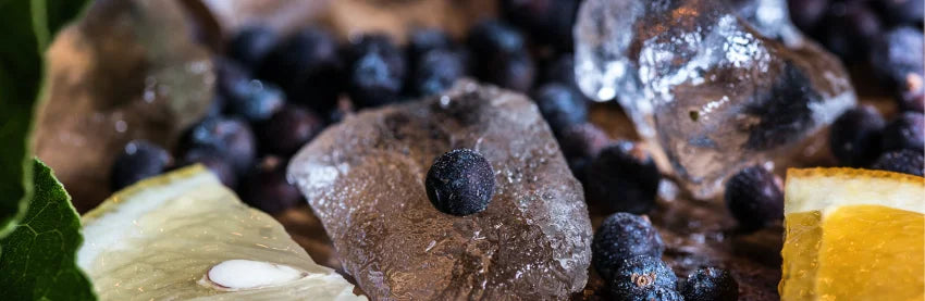 Bild zeigt Wachholderbeeren, Eis und Zitronen