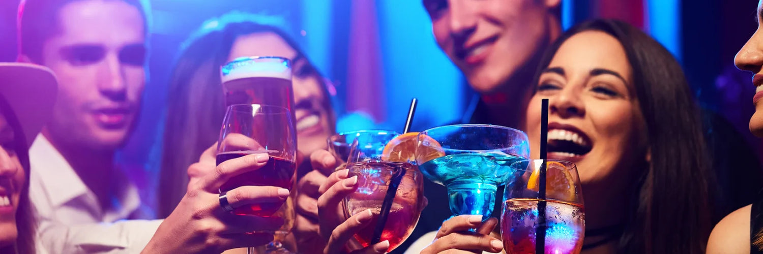 Menschen mit Getränken lachend auf buntem Hintergrund