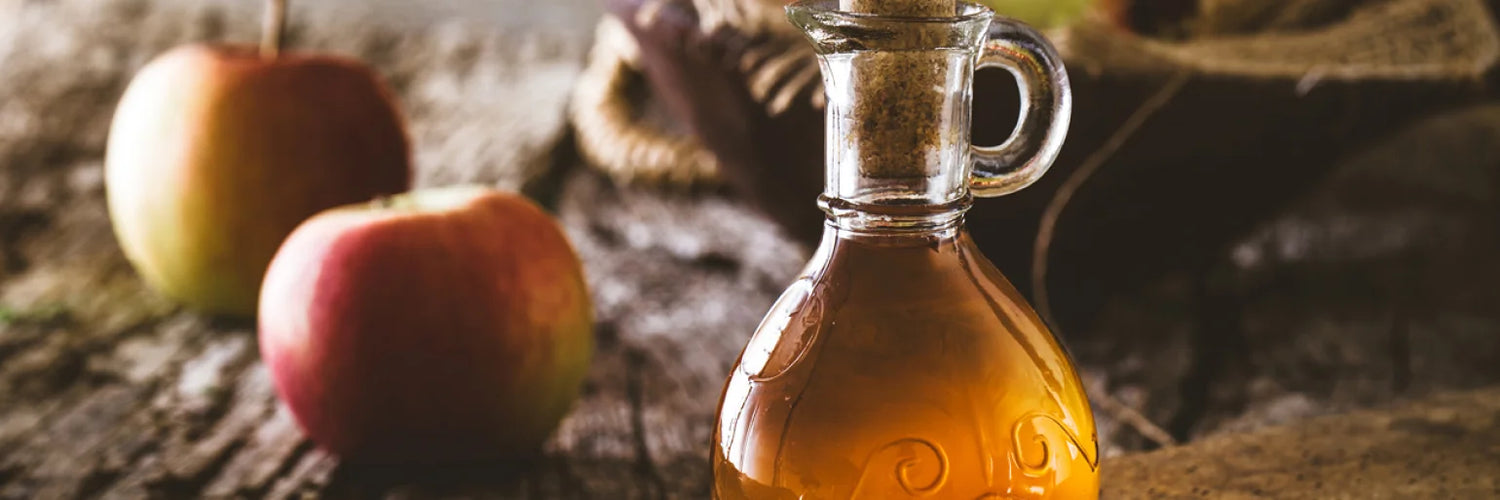 Cider mit Äpfel auf hellem Hintergrund