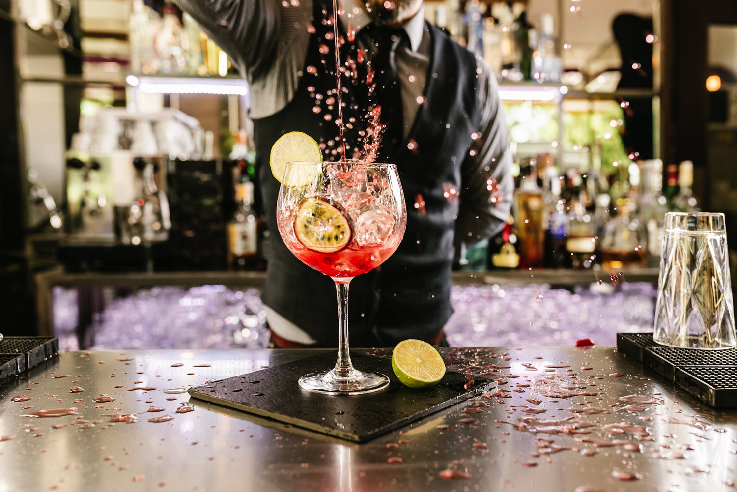 Bild zeigt Bartender beim Cocktail mixen