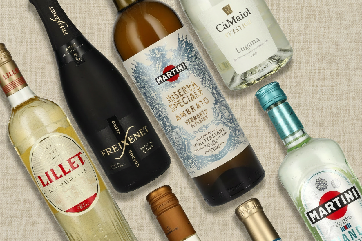 Fünf Flaschen Wein und Spirituosen auf grünem Hintergrund.