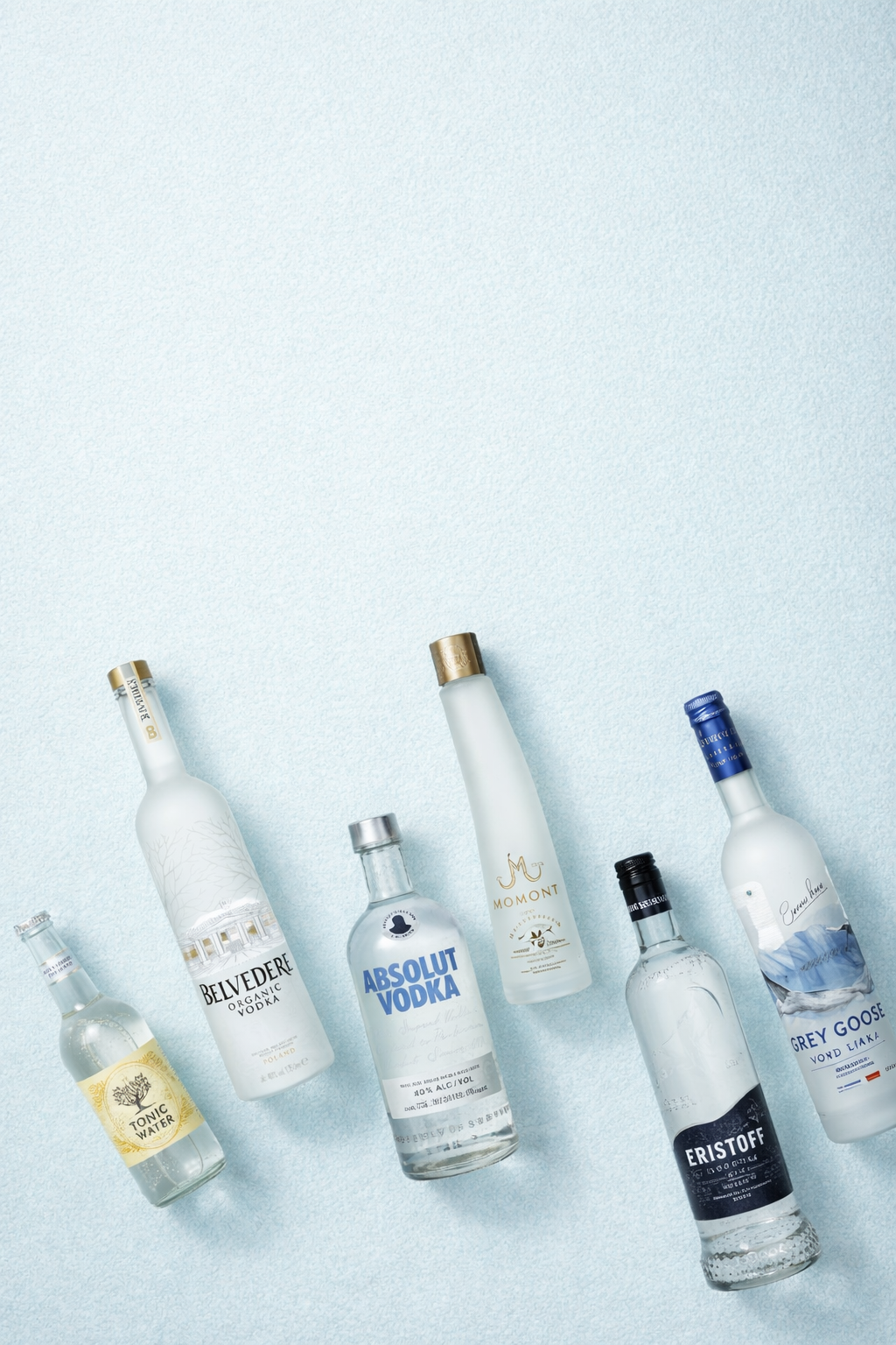 Mehrere Vodka-Flaschen auf hellem, eisblauem Hintergrund.
