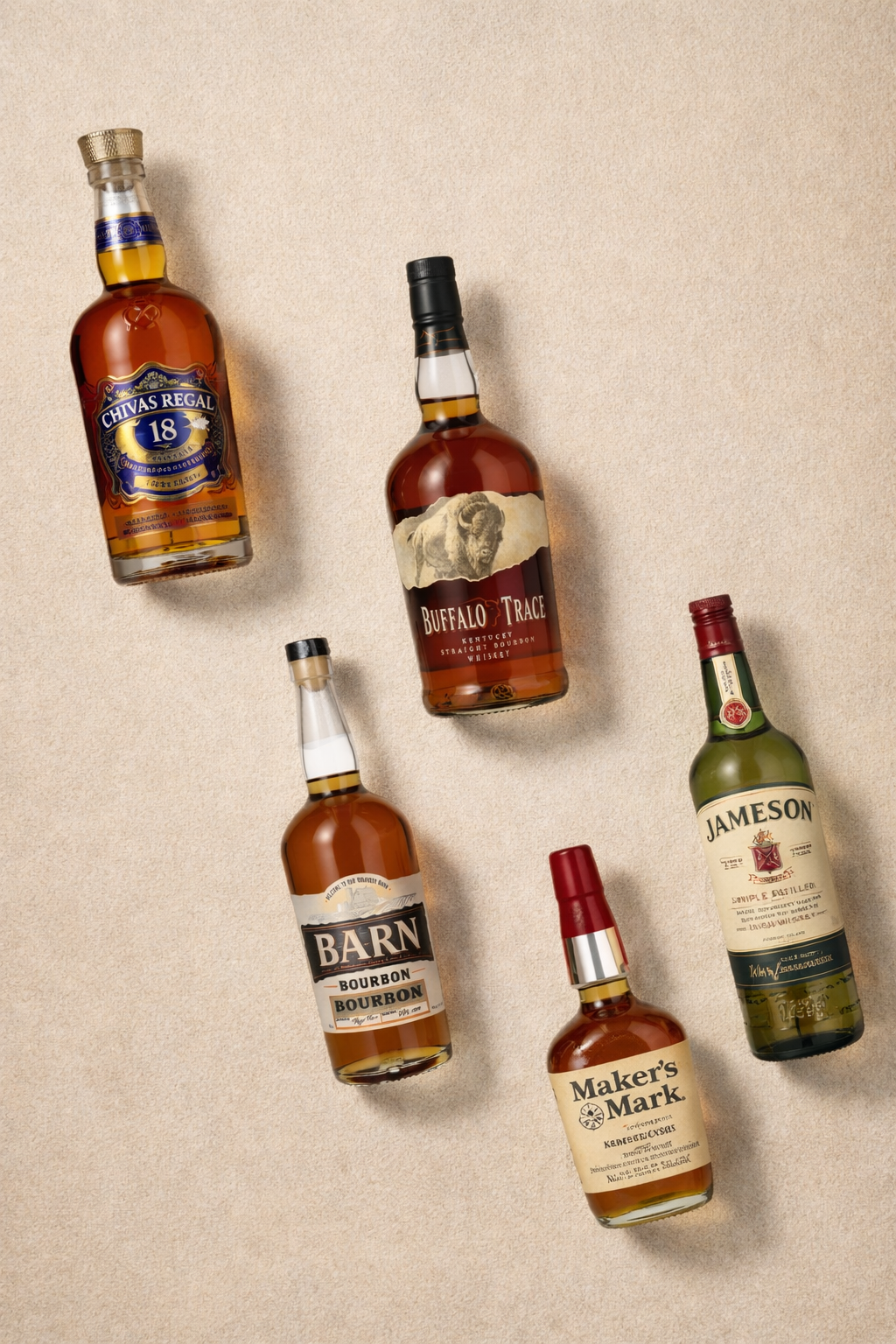 Sechs Whisky- und Bourbonflaschen auf hellem, beigem Hintergrund.