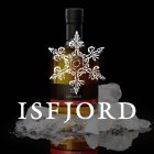 Een Isfjord-fles staat op ijsblokjes tegen een zwarte achtergrond, sneeuwvlokafbeelding zichtbaar.