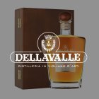Fles met houten kurk staat naast houten kist; inscriptie: DELLAVALLE, 15 jaar, Distilleria.