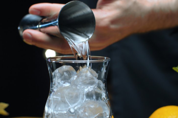 Bild zeigt bauchiges Cocktail Glas mit Portionierer