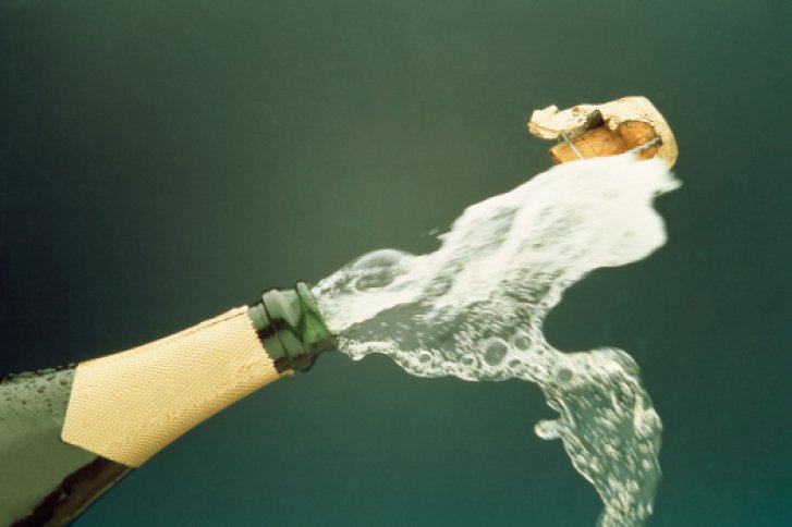 Bild zeigt Champagner Flasche mit Korken der springt