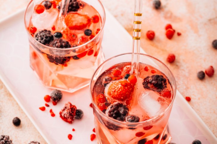 Bild zeigt Glas mit Lillet White Berry
