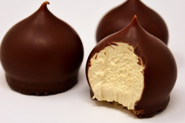 Bild zeigt Eierlikör Pralinen ummandelt mit Schokolade