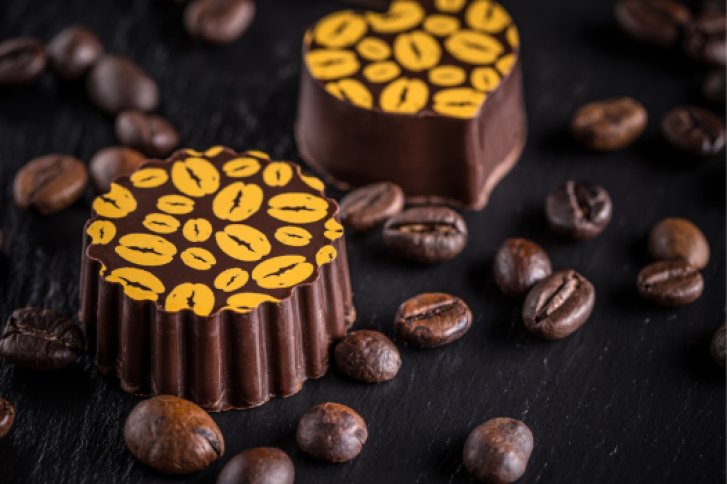 Bild zeigt unterschiedliche Pralinen schön angereiht