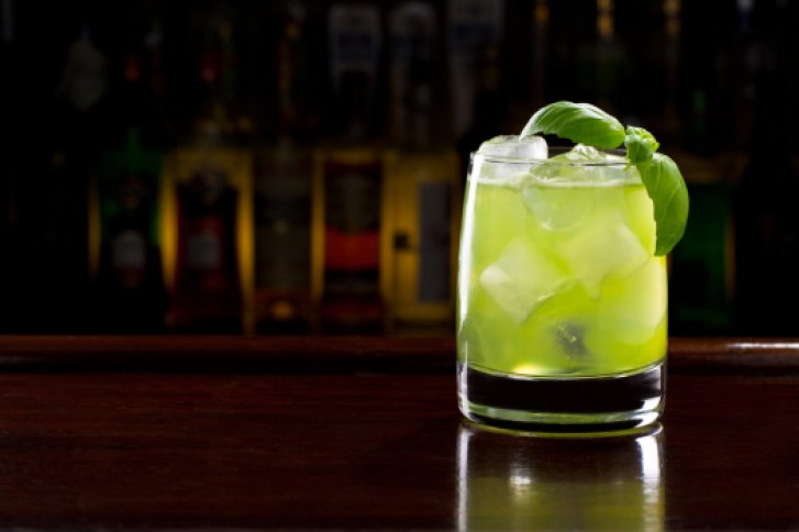 Bild zeigt Gin Basil Smash Cocktail mit Gin auf dunklem Hintergrund