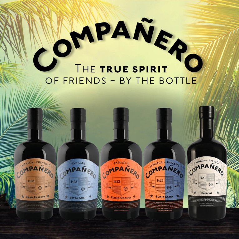 Cinq bouteilles de rhum sur fond d'ambiance caribéenne