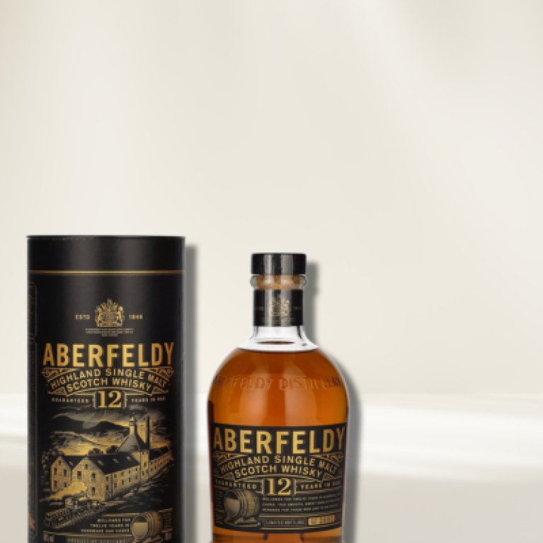 Whiskyflasche aus Glas mit dunklem Etikett, stehend auf einem hellen Hintergrund.