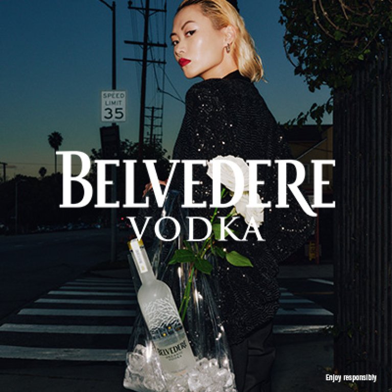 Bild zeigt Frau mit Belvedere Vodka Flasche in Plastikttüte