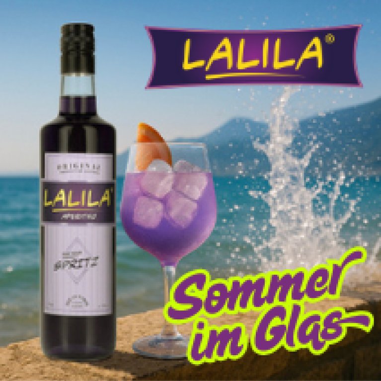 Une bouteille et un verre d'apéritif violet Lalila sont posés sur un promontoire rocheux au bord de la mer, avec en arrière-plan le clapotis de l'eau et le texte "L'été en verre".