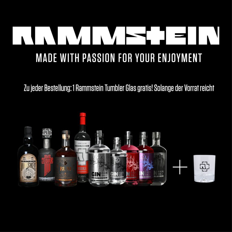 Rammstein alkoholische Flasche mit einem Glas auf dunklem Hintergrund