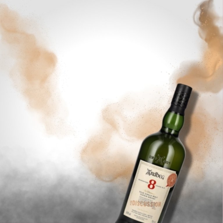 Eine Flasche Scotch Whiskey steht im Mittelpunkt eines stilisierten Werbetableaus. Die Flasche ist in einem diagonalen Winkel positioniert und neigt sich nach rechts vor einem Hintergrund mit braunen und grauen rauchähnlichen Effekten.  Die Flasche b