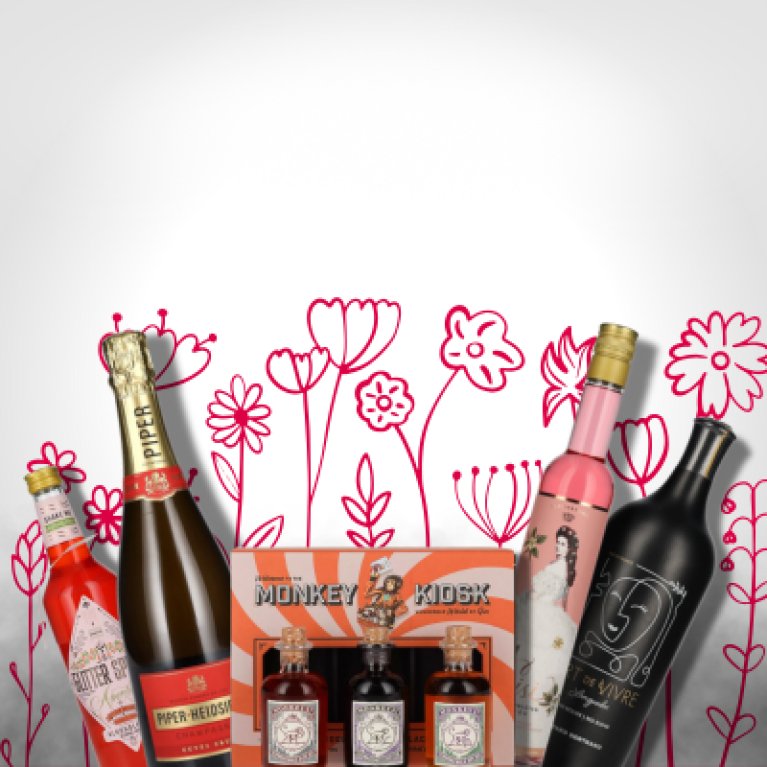 Fünf Flaschen Spirituosen (Likör, Whisky, Sekt, Rotwein, alkoholfreier Drink) vor einem Hintergrund mit roten Blumen.
