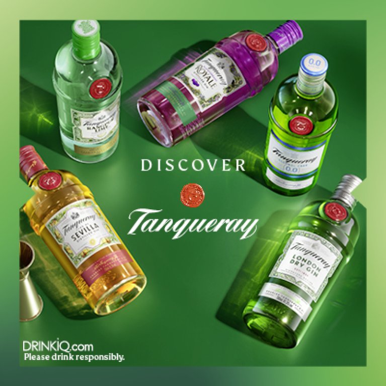 Vijf ginflessen staan dynamisch verspreid op een groene achtergrond, vergezeld van de tekst: "Discover Tanqueray".