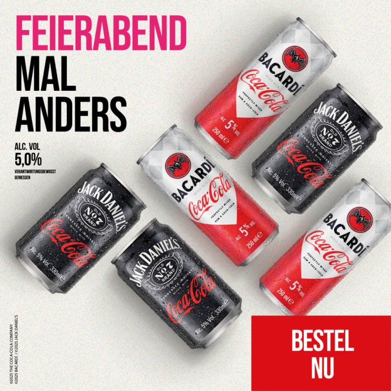 Coca Cola alcoholische drankblikjes op een lichtgekleurde achtergrond.