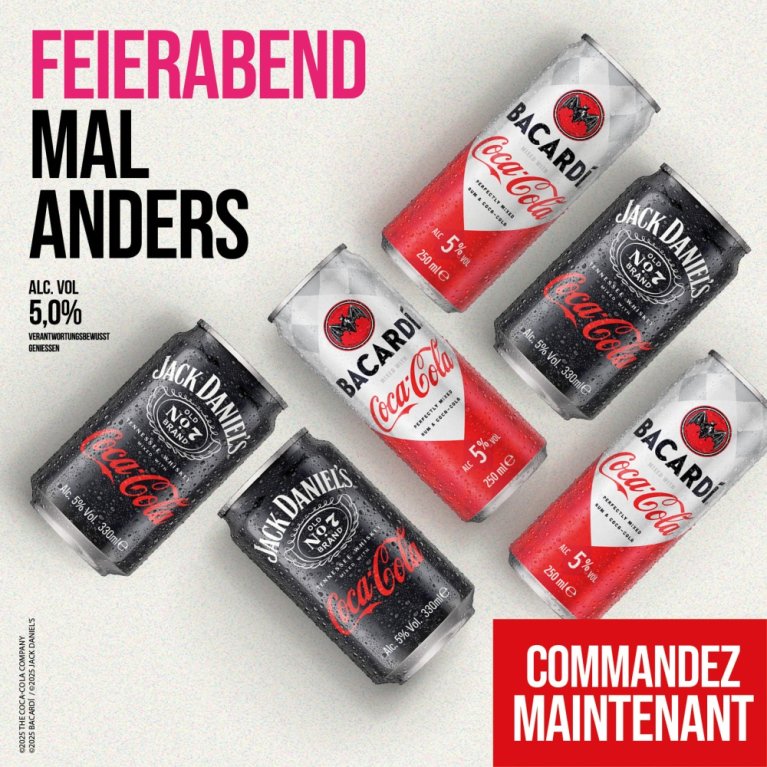Boîtes de boissons alcoolisées Coca Cola sur fond clair.