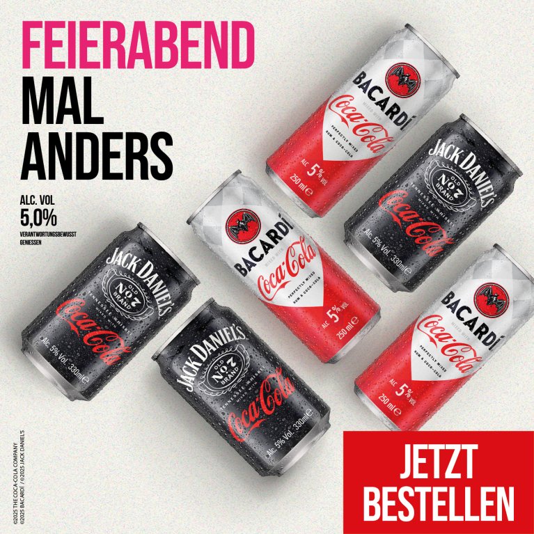 Coca Cola alkoholische Getränkedosen auf hellem Hintergrund.