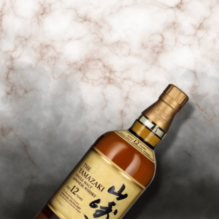 Whisky-Flasche vor Marmorhintergrund.