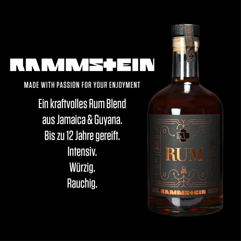 Flasche der Marke Rammstein auf dunklem Hintergrund.