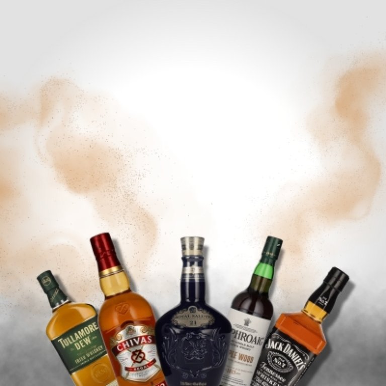 5 alkoholische Flaschen auf sandigen Hintergrund