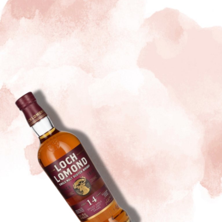 Whiskyflasche aus Glas mit goldenem Inhalt, stehend auf einem hellen Hintergrund