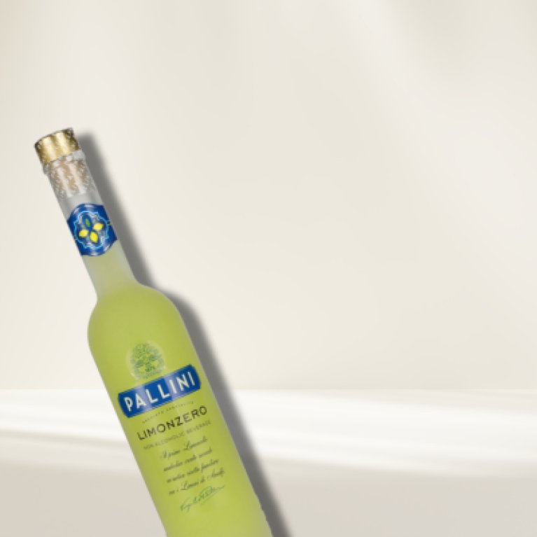 Pallini Limonzero - alcoholvrije citroenlikeur in een elegante fles met heldergele inhoud en moderne etikettering.