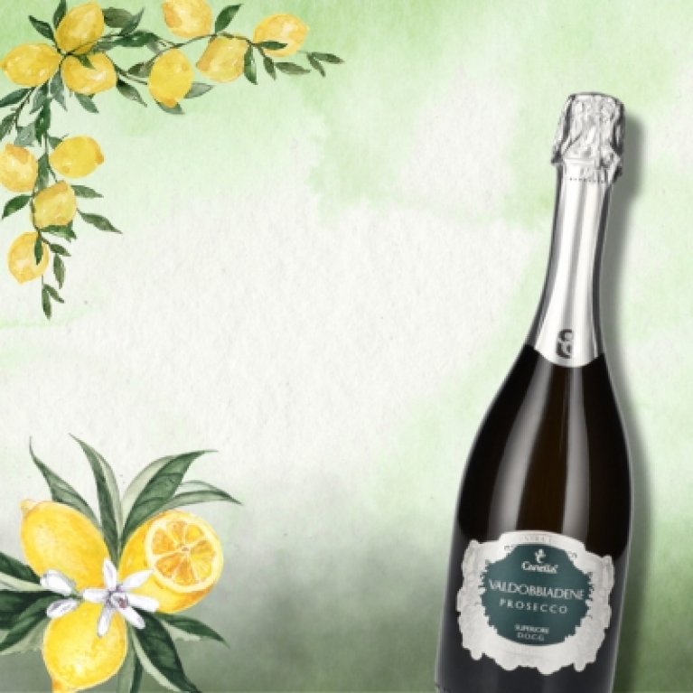 Eine Flasche Valdobbiadene Prosecco Superiore steht vor einem hellgrünen, aquarellierten Hintergrund mit gezeichneten Zitronen und Zitronenzweigen in den Ecken – ein frisches, sommerliches Motiv.