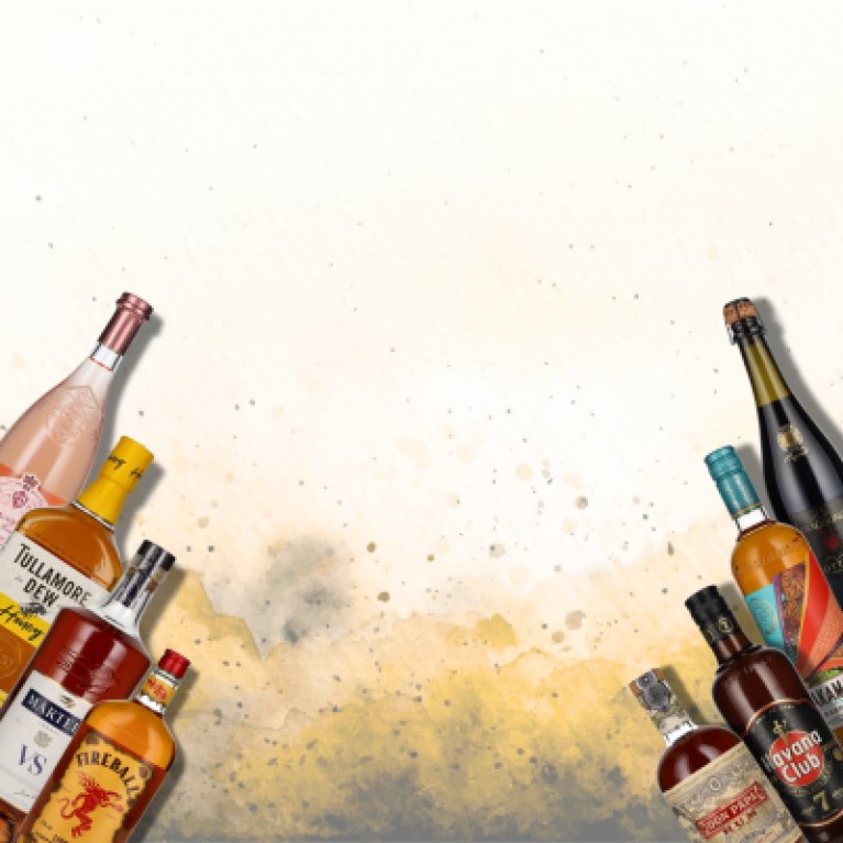 6 alcoholische flessen op een zanderige achtergrond