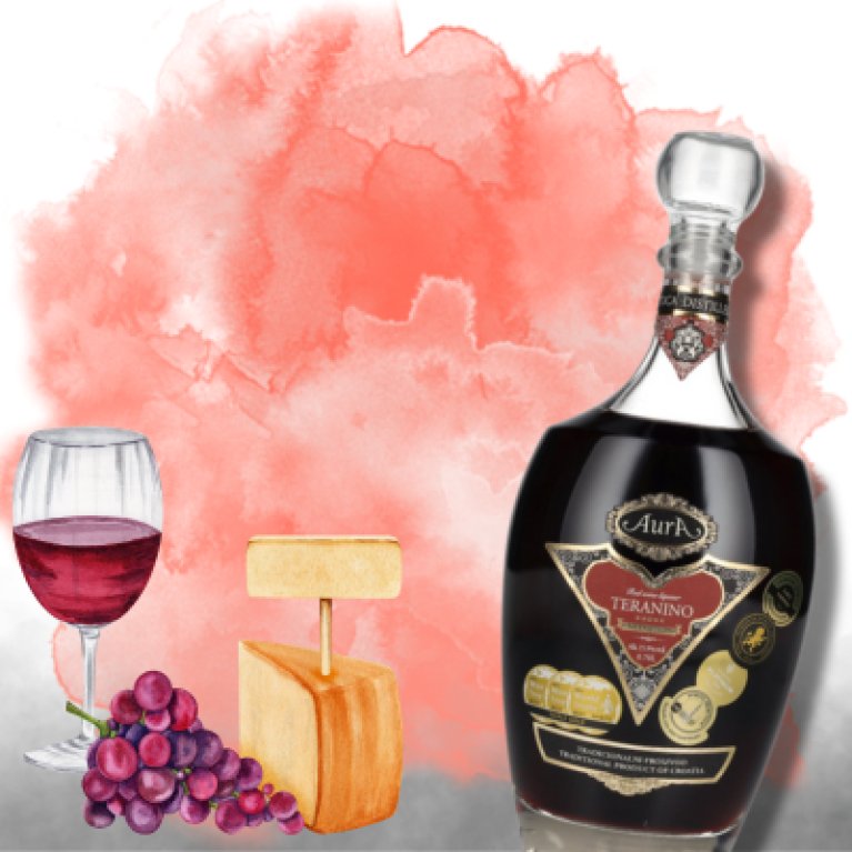 Eine kunstvoll gestaltete Flasche Aura Teranino Likör steht vor einem rot-aquarellierten Hintergrund, begleitet von Illustrationen eines Glases Rotwein, Trauben und Käse – eine genussvolle Szene, die mediterrane Eleganz und kulinarische Vielfalt verm