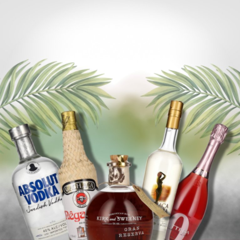 Diverse alcoholische dranken met een lichtgroene achtergrond