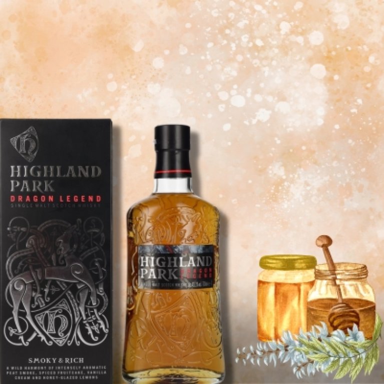 Alt-Text: Eine Flasche Highland Park Dragon Legend Single Malt Scotch Whisky mit Geschenkverpackung steht vor einem warmen, orangefarbenen Hintergrund mit illustrierten Honiggläsern und Kräutern – eine harmonische Darstellung mit Anklängen von Rauch,