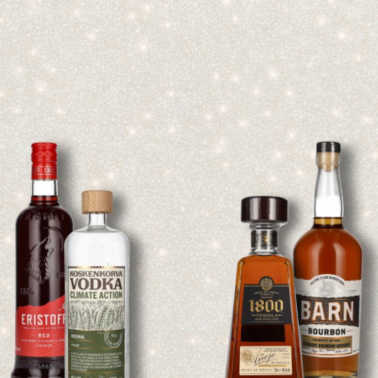 4 bouteilles d'alcool sur fond hivernal