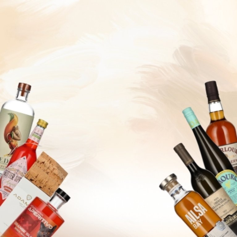 Verschiedene alkoholische Getränke mit einem hellbraunen Hintergrund