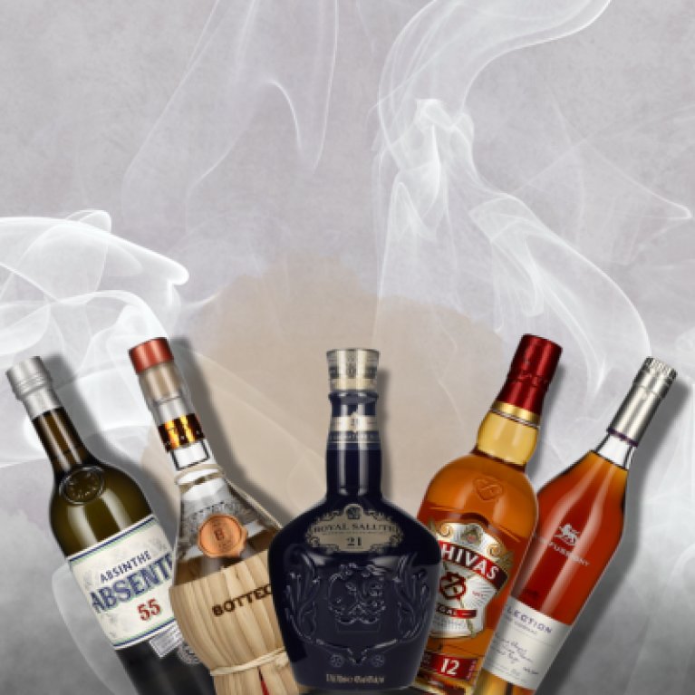 Diverse alcoholische dranken met een lichtgroene achtergrond