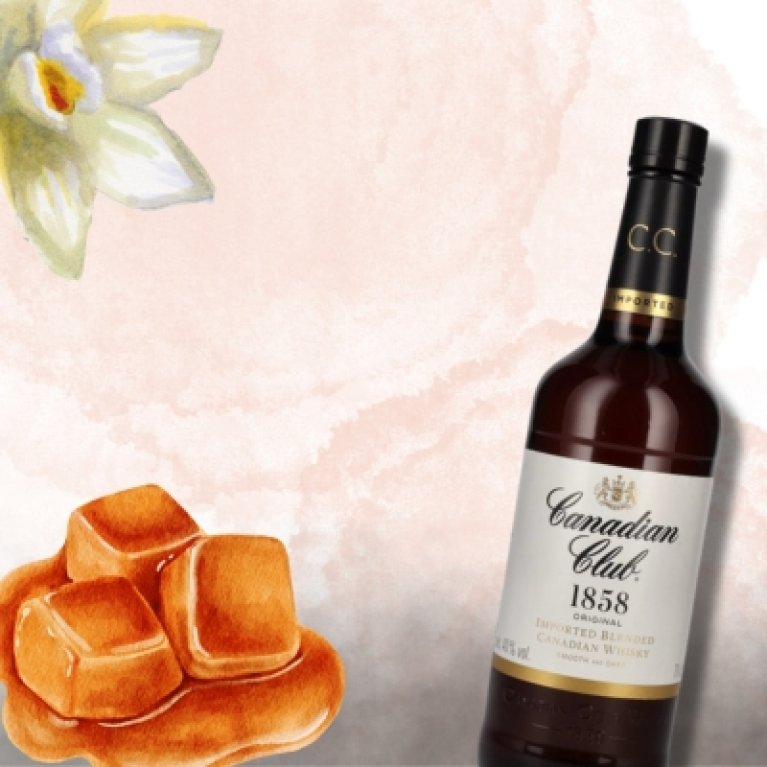 Flasche Canadian Club 1858 Whisky auf roséfarbenem Hintergrund mit Aquarell-Illustrationen von Vanilleblüte und Karamellwürfeln – stilvolle Darstellung des Geschmacksprofils.