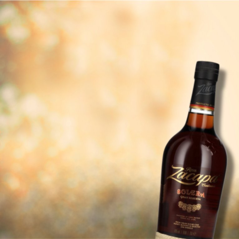 Eine Flasche Ron Zacapa Solera Rum mit hellem Hintergrund