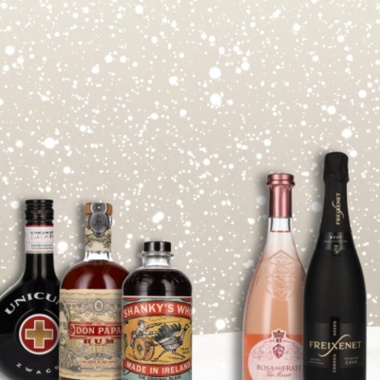 5 alcoholische flessen op een winterse achtergrond
